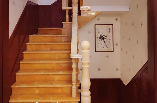 榆树中式别墅室内汉白玉石楼梯的定制安装装饰效果