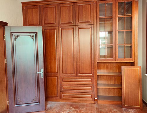 榆树中式家庭装修里定制的实木衣柜效果图